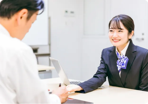 担当者と握手をする人
