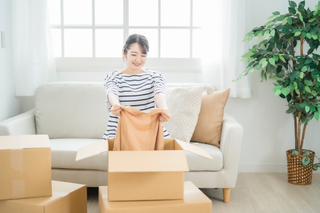 荷物を整理している女性