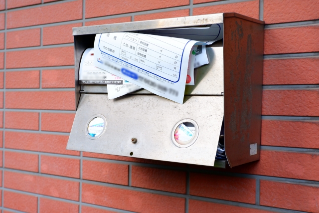 郵便物でいっぱいの郵便受け